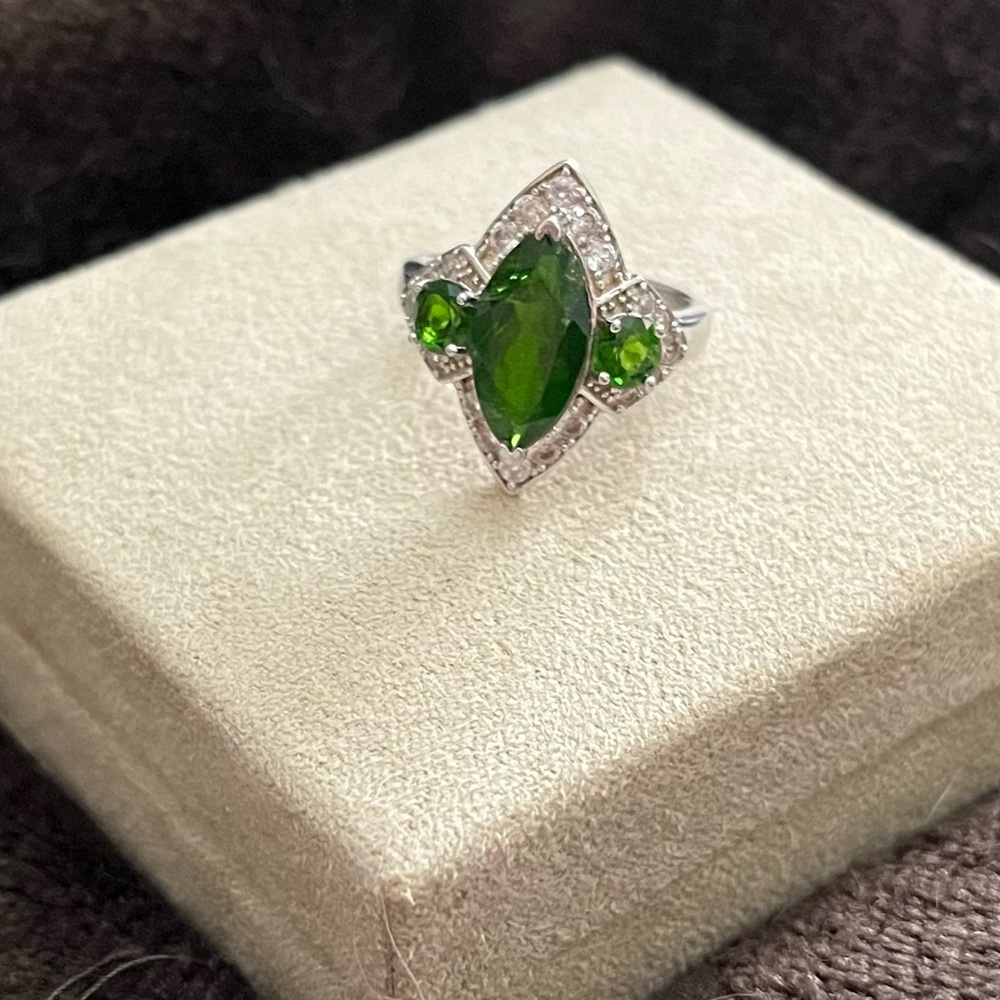 JTV Silver Ring with Deep Green Gemstones - Picture 4 of 5